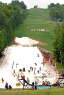 Un grand retour en force du camp d'été de snowboard et de « freeski » AKAMP dans le MSS SNOPRK 